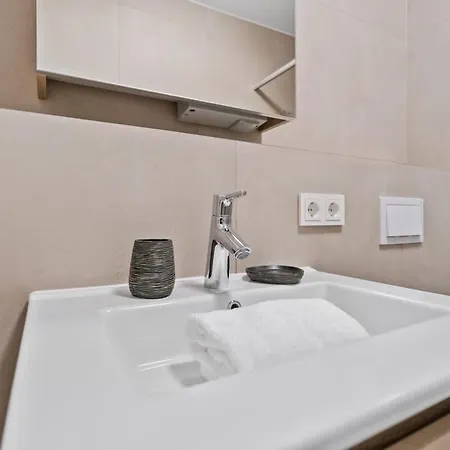 Appartamento Modern Studio With Balcony In *