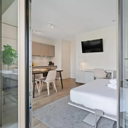 아파트 Modern Studio With Balcony In *